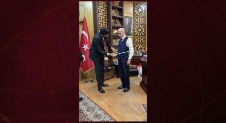 MHP lideri Devlet Bah&ccedil;eli'nin takım elbise &ouml;l&ccedil;&uuml;s&uuml; verdiği anlar kaydedildi