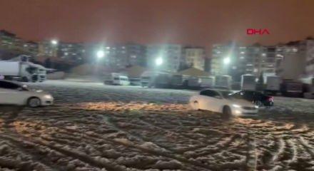 Karlı zeminde drift yapan s&uuml;r&uuml;c&uuml;lerin kaza anları kameralara yansıdı