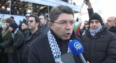  Adalet Bakanı Yılmaz Tun&ccedil; da Filistin'e destek vermek i&ccedil;in Galata K&ouml;pr&uuml;s&uuml;'nde 