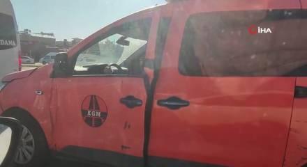 Adana'da pes dedirten g&ouml;r&uuml;nt&uuml;: Emniyet kemerini kapıya bağladı