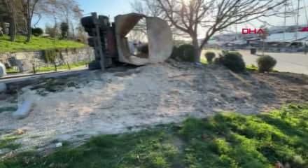 Avcılar'da faciadan d&ouml;n&uuml;ld&uuml;: Tabelaya &ccedil;arpan hafriyat kamyonu devrildi