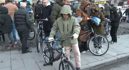 Bah&ccedil;elievler&rsquo;de 100 &ccedil;ocuk bisikletine kavuştu