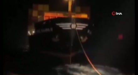 &Ccedil;anakkale Boğazı'nda arızalanan dev gemi r&ouml;mork&ouml;rlerle kurtarıldı