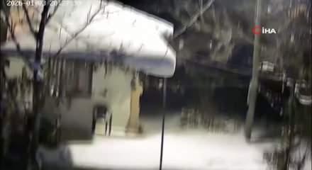 Elazığ'da deprem anı g&uuml;venlik kameralarına yansıdı