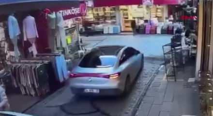 Emin&ouml;n&uuml;'nde dehşete d&uuml;ş&uuml;ren anlar! Fren yerine gaza basan s&uuml;r&uuml;c&uuml; d&uuml;kkanın &ouml;n&uuml;ndekileri ezdi