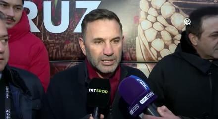  Galatasaray teknik direkt&ouml;r&uuml; Okan Buruk ve Başkan Vekili Abdullah Kavukcu da Filistin'e destek i&ccedil;in Galata K&ouml;pr&uuml;s&uuml;'nde