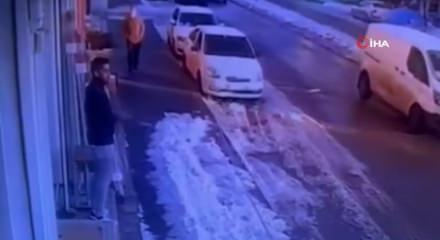 Gaziantep&rsquo;te &ccedil;atından d&uuml;şen kar k&uuml;tlesinden saniyelerle kurtuldu