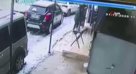 Hatay&rsquo;da zemin buz pistine d&ouml;nd&uuml;: Vatandaşlar ayakta durmakta zorlandı