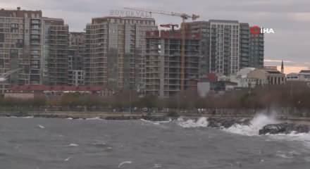 İstanbul'da lodos alarmı: Vapur seferleri iptal edildi, sahilleri dalgalar d&ouml;vd&uuml;