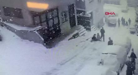İstanbul Kağıthane'de yokuştan kayan kamyonet kar topu oynayan &ccedil;ocuklara &ccedil;arptı