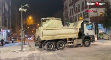 Kars&rsquo;ta 500 kamyon kar şehir dışına taşındı