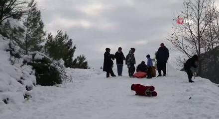 Kozan&rsquo;da kar keyfi: Kardan adama sucuk ekmek ve şalgam ikram ettiler