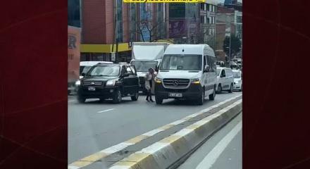 Trafikte sinirlenen kadın minib&uuml;se saldırdı