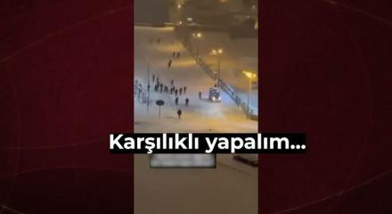Siirt'te devriye gezen ekiple vatandaşların kar topu eğlencesi g&uuml;ld&uuml;rd&uuml;