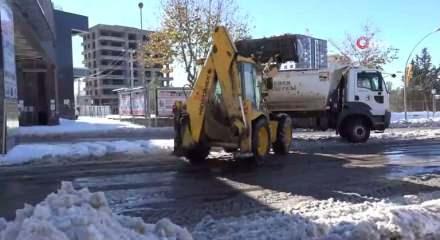 Siverek'te kar k&uuml;tleleri kamyonlarla şehir dışına taşınıyor