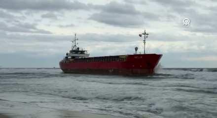 Tekirdağ'da y&uuml;k gemisi şiddetli r&uuml;zgar sebebiyle karaya oturdu