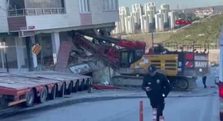 Tırın &ccedil;arptığı 5 katlı bina kolonların kırılması nedeniyle tahliye edildi!
