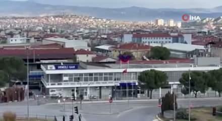 Tren garı &ouml;n&uuml;nde unutulan valiz bomba paniğine neden oldu