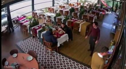 &Uuml;nl&uuml; sanat&ccedil;ı Cahit Berkay, kullandığı ara&ccedil;la restorana daldı