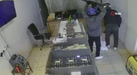 2 hırsızdan 3 dakikada 17 milyon liralık vurgun! Korku dolu anlar kamerada