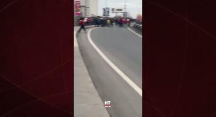 Derbi &ouml;ncesi iki takım taraftarları birbirine girdi