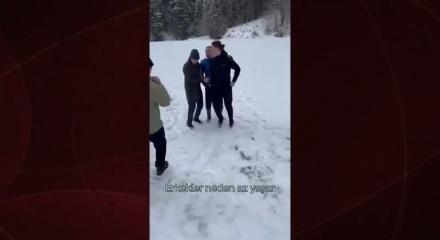 Gen&ccedil;lerin kar eğlencesi buzun kırılmasıyla sona erdi! O anlar hekesi g&uuml;ld&uuml;rd&uuml;