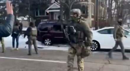 ABD'de polis cinayeti: Vurulan kadına m&uuml;dahale etmek isteyen doktora izin verilmedi!