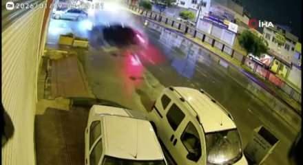 Adana'da feci kaza O anlar kamerada