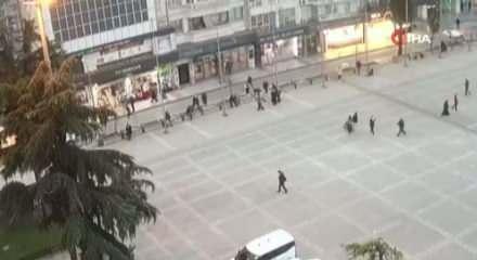 Alkol komasına giren adam banktan yere yığıldı