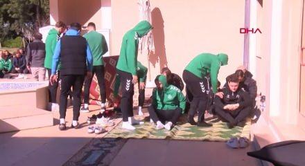 Antalya'da hazırlıklarını s&uuml;rd&uuml;ren takımlar 'Dinler Bah&ccedil;esi'nde namaz kıldı