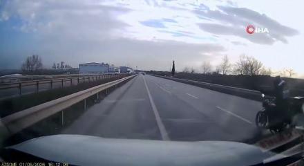 Arnavutk&ouml;y'de yol verme tartışması kamerada: Kırmızı ışıkta aynayı kırdı