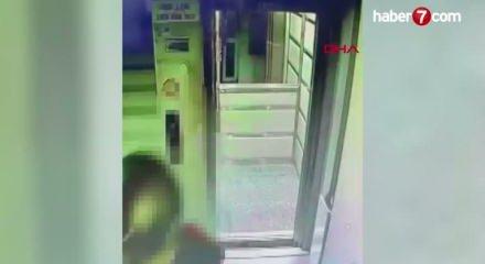 Asans&ouml;re idrarını yapıp &ccedil;atıdaki kuşları &ccedil;alan hırsız kamerada