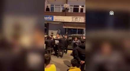 Bah&ccedil;elievler'de kontrolden &ccedil;ıkan kamyonet 4 ara&ccedil; ile İETT otob&uuml;s&uuml;ne &ccedil;arptı