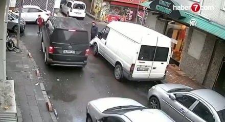 Bayrampaşa'da bir &ccedil;ocuğun ambulansa yol a&ccedil;mak i&ccedil;in trafiği y&ouml;nlendirmesi kamerada