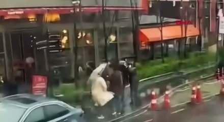  Beyoğlu devrilen tabelanın altında kalan gen&ccedil; kadın hastanede yaşam savaşı veriyor