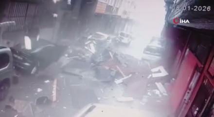 Beyoğlu'nda şiddetli lodos &ccedil;atıyı u&ccedil;urdu! &Ouml;l&uuml;mden saniyelerle kurtuldular