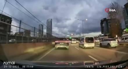 Bursa'da motosikletliye &ccedil;arptı, aracının derdine d&uuml;şt&uuml;