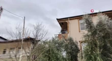 Bursa&rsquo;da panik anları: Yanan eşyaları aşağı attı