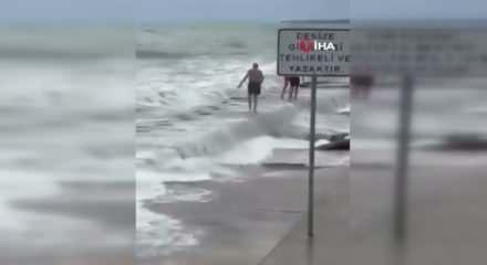 Caddebostan'da denize giren 3 kişi hastanelik oldu