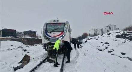 Diyarbakır'da yolcu treni hemzemin ge&ccedil;itte belediye otob&uuml;s&uuml;ne &ccedil;arptı