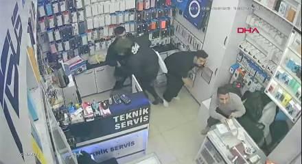 Emin&ouml;n&uuml;'nde bulunan Doğubank iş hanına silahlı saldırı; ka&ccedil;anlar iş yerine sığındı