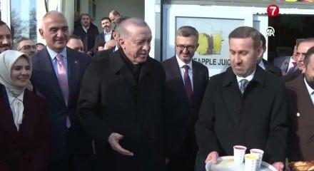 Erdoğan, kendisini bekleyen gazetecilerin '&Ccedil;alışan Gazeteciler G&uuml;n&uuml;'n&uuml; kutladı!