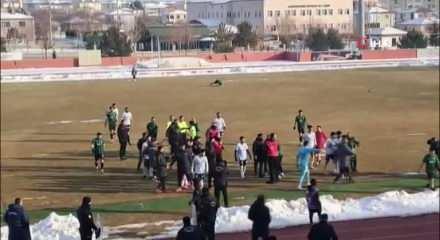 Erzincan&rsquo;da BAL Ligi ma&ccedil;ı karıştı: Tekme ve yumruklar havada u&ccedil;uştu