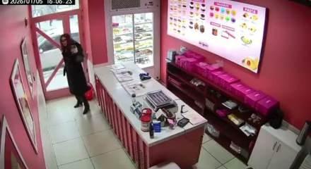 Esenyurt&rsquo;ta ilgin&ccedil; olay: Video &ccedil;ekerken d&uuml;kk&acirc;ndaki pastalara y&ouml;neldi