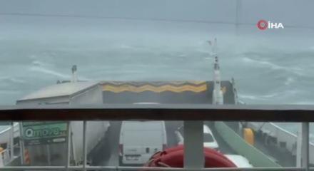 Top&ccedil;ular-Eskihisar seferini yapan arabalı feribot fırtınada s&uuml;r&uuml;klendi