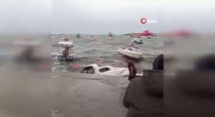 Fırtına İstanbul'da &ccedil;atıları u&ccedil;urdu, dev dalgalara neden oldu