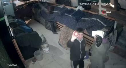 Gaziantep'te gen&ccedil;lerden duygulandıran &ouml;rnek davranış: Soğan aldılar, parasını kameraya g&ouml;sterip bıraktılar