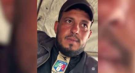 Gazzeli adam, solunum rahatsızlığı olan annesine lastik şişirme pompasıyla destek oluyor