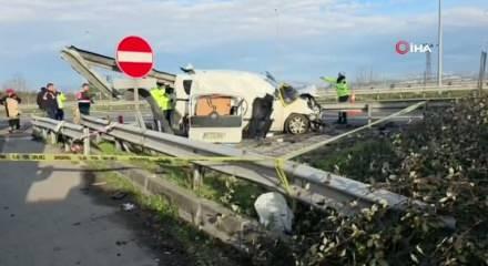 Hafif ticari ara&ccedil; bariyerlere saplandı, 2 kişi hayatını kaybetti