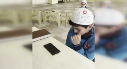 Hafızlık eğitimini tamamlayan 11 yaşındaki &ccedil;ocuktan babasına duygulandıran s&uuml;rpriz